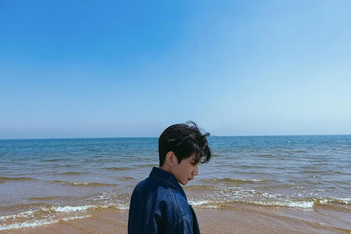 [tfboys][新闻]200831 王源更博晒海边照,感谢每个夏天都有你