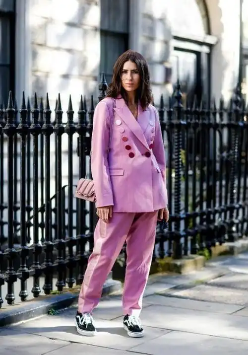 粉色西装配白裤逆龄感太强,看不出有40岁|西服套装|高跟鞋|内搭_网易