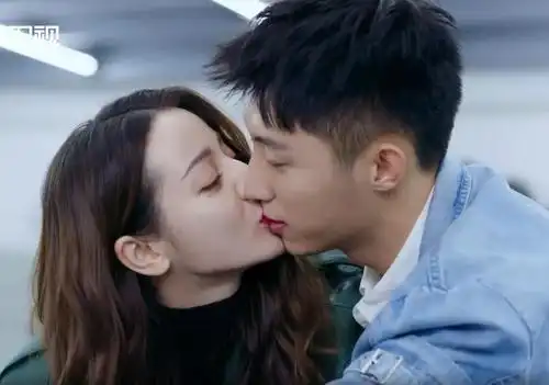 难怪都说热巴是"巴掌腰",黄景瑜一只手就揽住了她,cp感太强