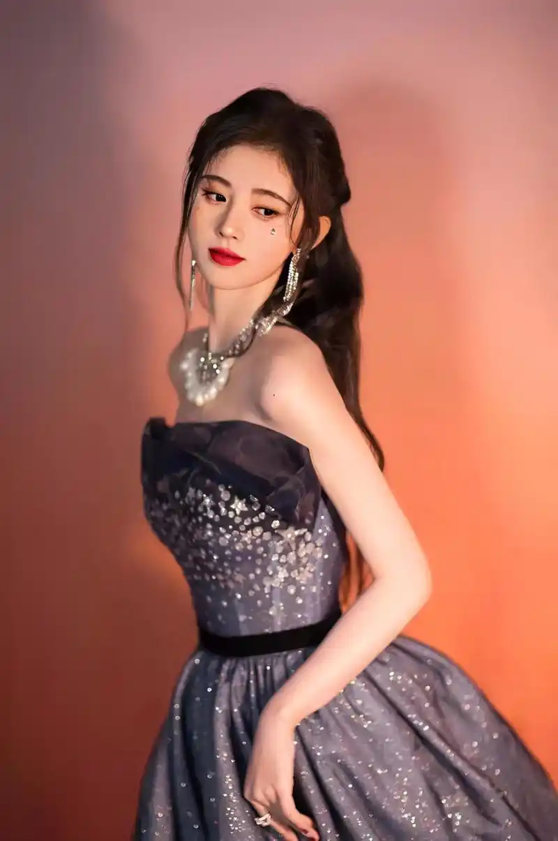 着迷于鞠婧祎,身穿深蓝色缀满星星的礼服放烟花,着实透着明星范.