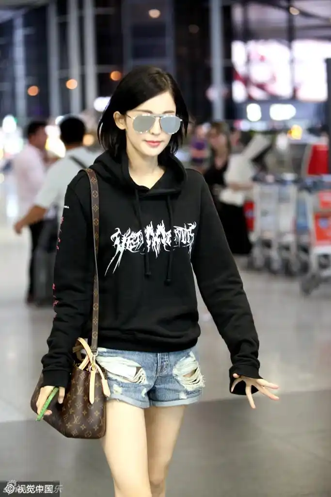 越来越美!古力娜扎牛仔短裤秀细长白腿