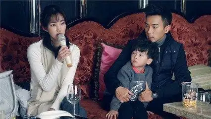 单亲妈妈颜宋 (王丽坤饰)带着儿子颜朗 (武泽锦熙饰)在医院看病时