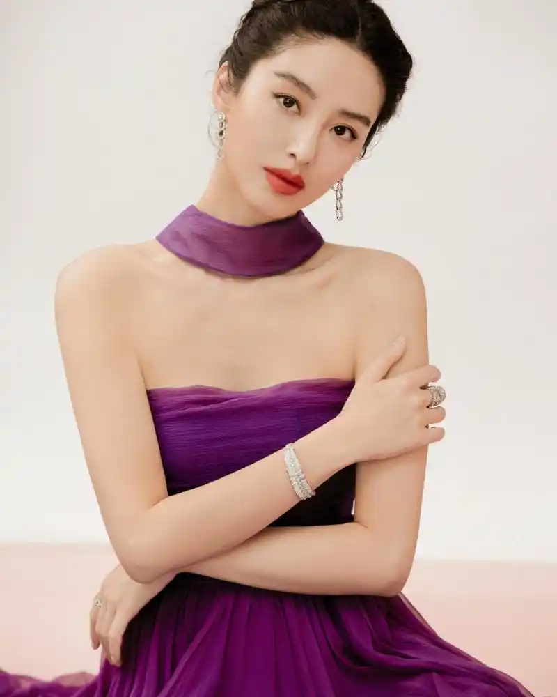 杨采钰的时尚演绎:抹胸礼服裙写真,轻盈如仙女下凡,美轮美奂,尽显东方