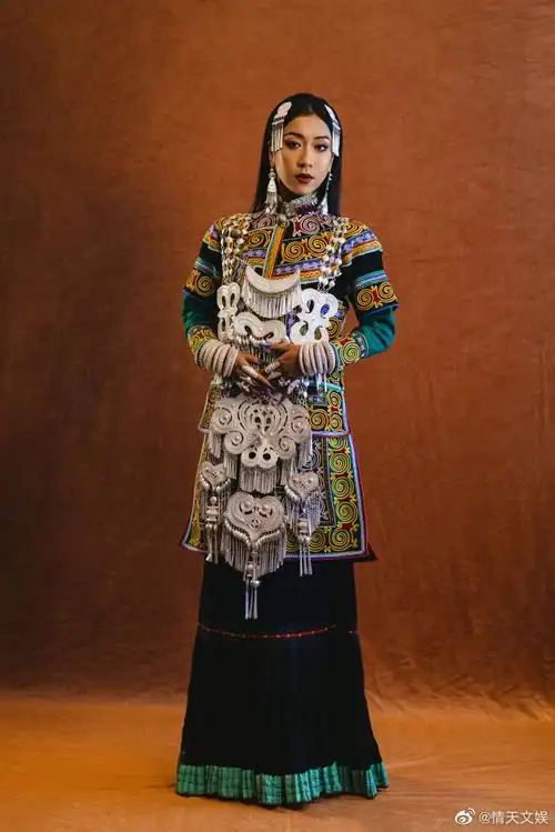 吉克隽逸彝族证件照