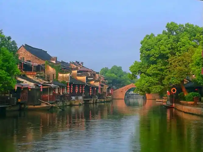 江南好,风景旧曾谙.日出江花红胜火,春来江水绿如蓝.能不忆江南?