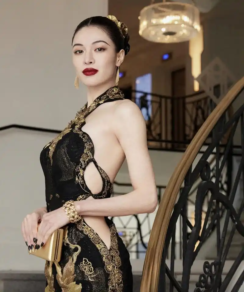 钟楚曦戛纳红毯上的东方美人# 钟楚曦首次出席戛纳红毯,一身黑金刺绣
