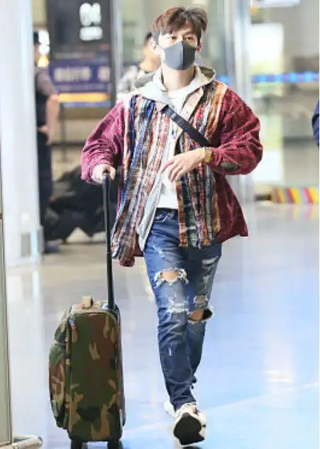 何炅现身机场,包包成为亮点,价格被曝,这才是明星的真实消费!