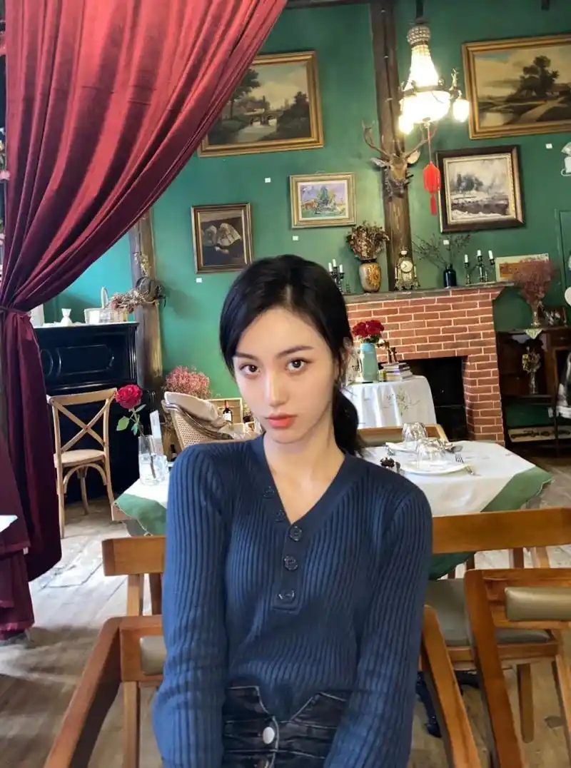 王梓莼,长相优雅甜美的素人校花