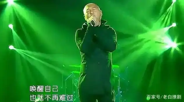 从一线乐队主唱到黄金配角,"光头"周晓鸥的人生如此精彩