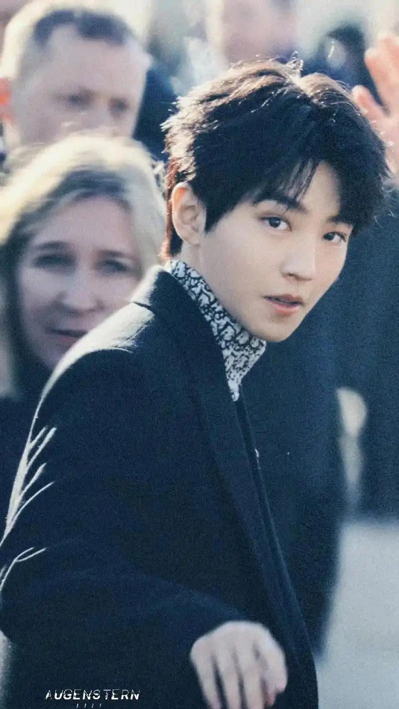 氛围感大男主,太喜欢大衣凯啦#王俊凯  #氛围感 - 抖音