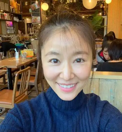 林心如晒短发新造型,素颜出镜满脸胶原蛋白,与霍建华夫妻相十足