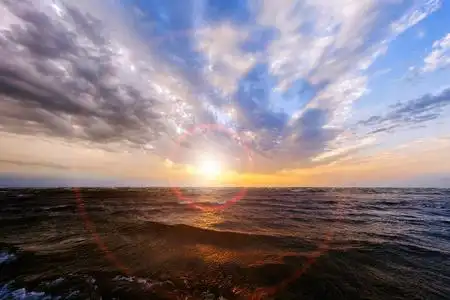 美丽的太阳升起在海滩上 照片