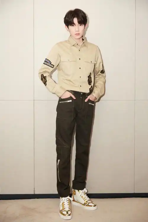 tfboys王源英俊军装风写真图片