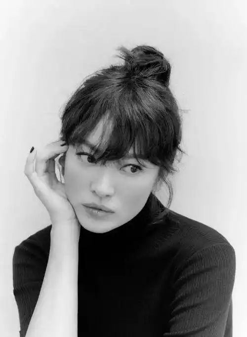 宋慧乔的"法式刘海"太美了,中年女人照着剪,时髦洋气还显年轻 | aog