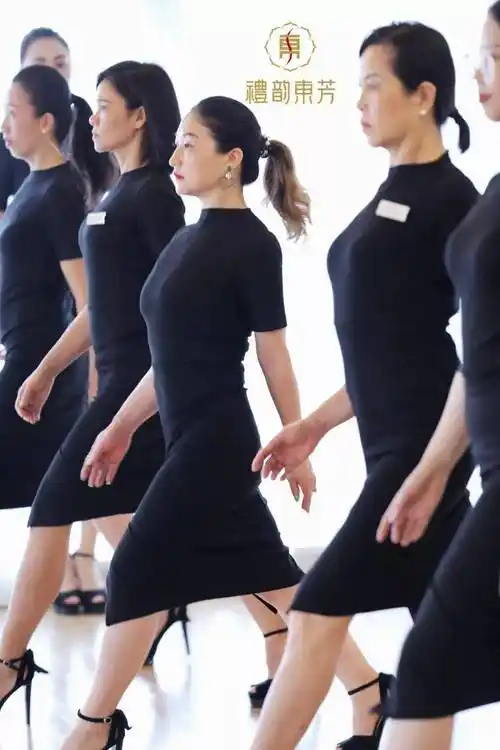 站姿,形体要求74 胯部摆动训练74 步伐的分解训练74 驾驭高跟鞋