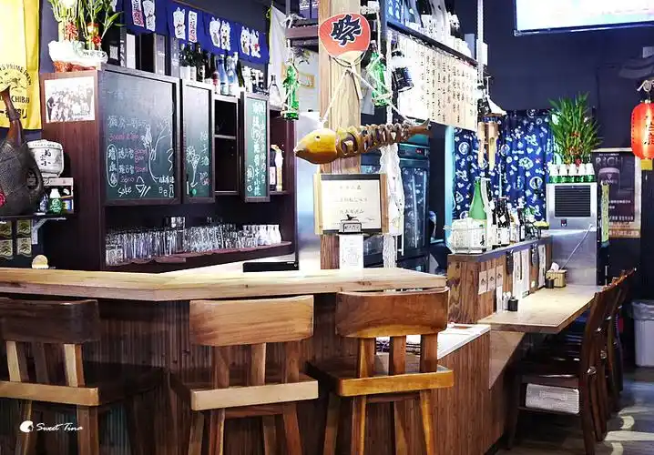 不过最吸引我的还是这个吧台了,坐这儿必定更有日本味罗!