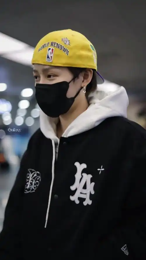 刘雨昕机场反戴帽子