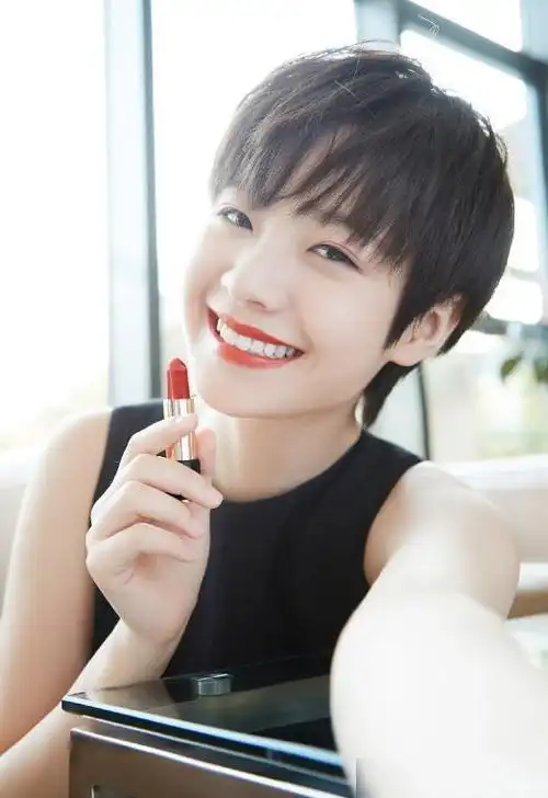 "乔英子"剧外太美,短发造型配烈焰红唇,美到不敢认_网易订阅