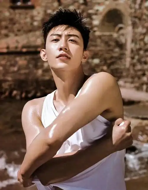 来看看黄景瑜早期模特照和现在完全没差