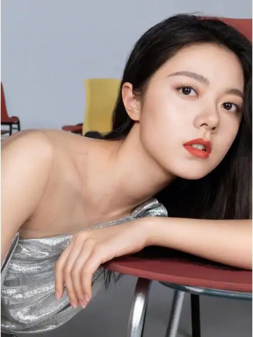 凭借《开端》爆红的演员赵今麦,年轻一辈演员里算是演技比较在线的了