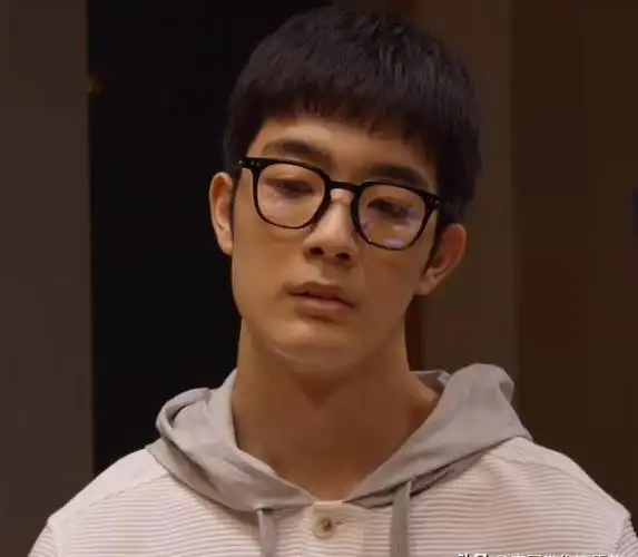 豁出去了!金晨再次上演姐弟恋,直接将她的事业线暴露无疑