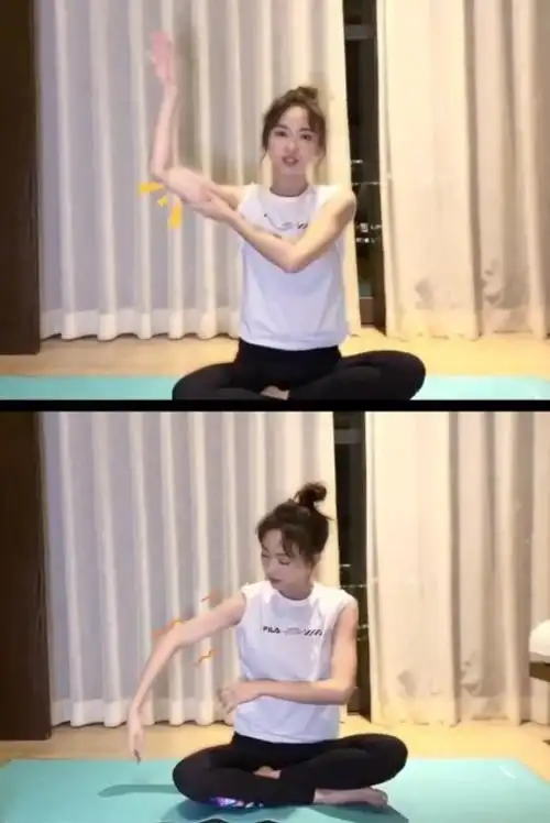 吴谨言减肥运动2:3d天鹅臂坐在瑜伽垫后,双腿伸直,双手交叉朝脚底勾