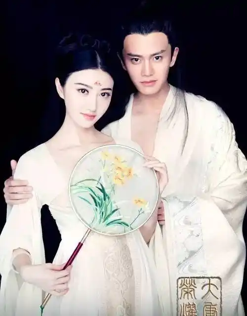 4,谭松韵估计很多人会认为任嘉伦所有cp中唯有谭松韵最般配最甜蜜是吗