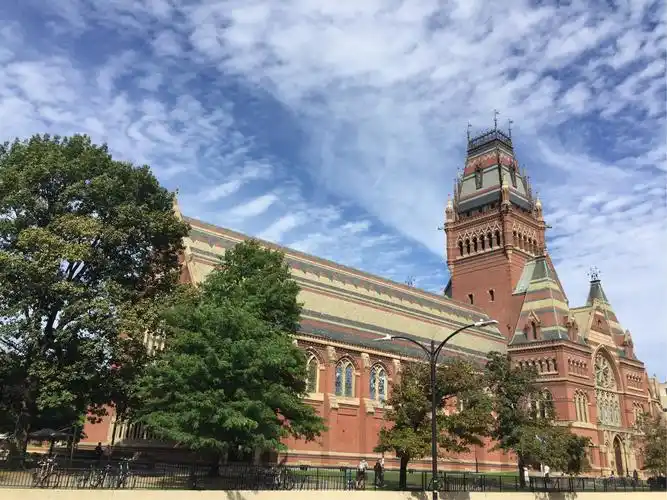 哈佛大学,麻省理工大学和耶鲁大学校园,各有特色.