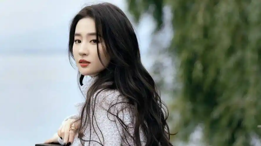 刘亦菲香港游"咬手指"一幕被捕捉!刘亦菲:我不要面子的吗?