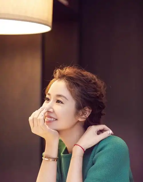 林心如只不过将头发扎了起来,42岁嫩回32岁,早该选这款发型