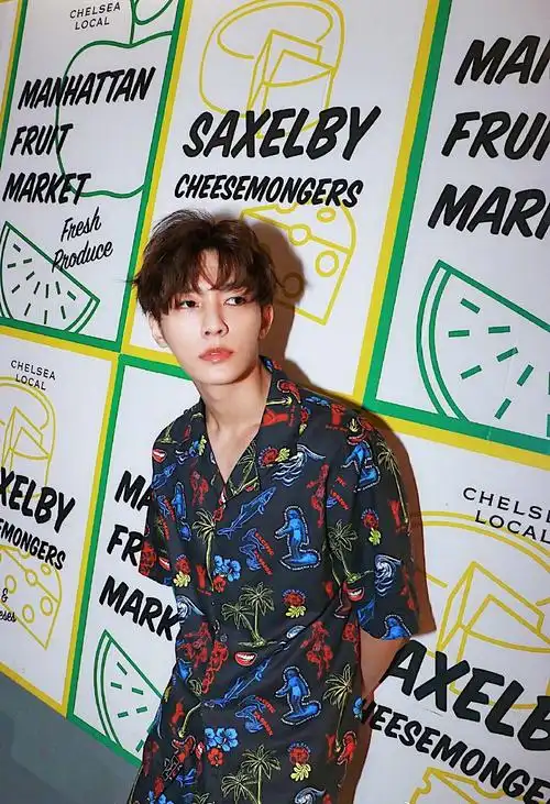 原创 炎亚纶的2019街拍写真!身高177年龄34,照样是最帅的时尚男神