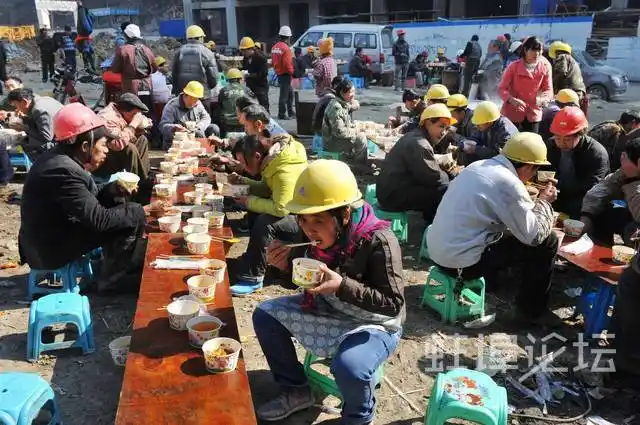 在工地吃饭