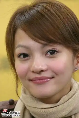 图文:魔力天使张韶涵聊《潘朵拉》--眼神清澈