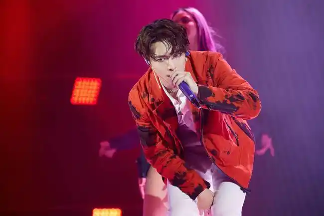 张艺兴三天斩获五项音乐荣誉高能舞台征服全场展王者魅力