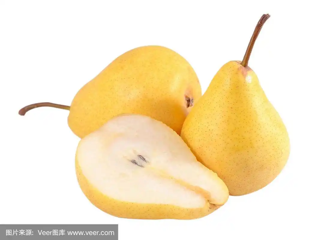 整个和切开的梨在一个白色