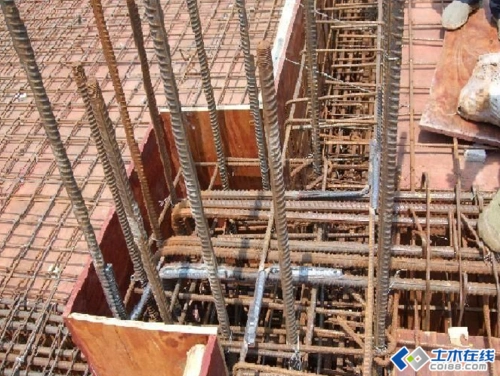 防雷引下线必须要对角施工嘛?