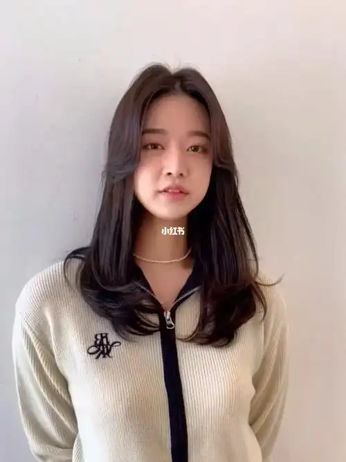 八字刘海锁骨发