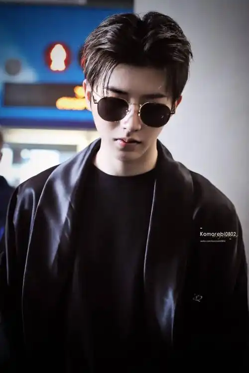 蔡徐坤黑色墨镜亮相前往芬兰,网友:帅的炸裂!