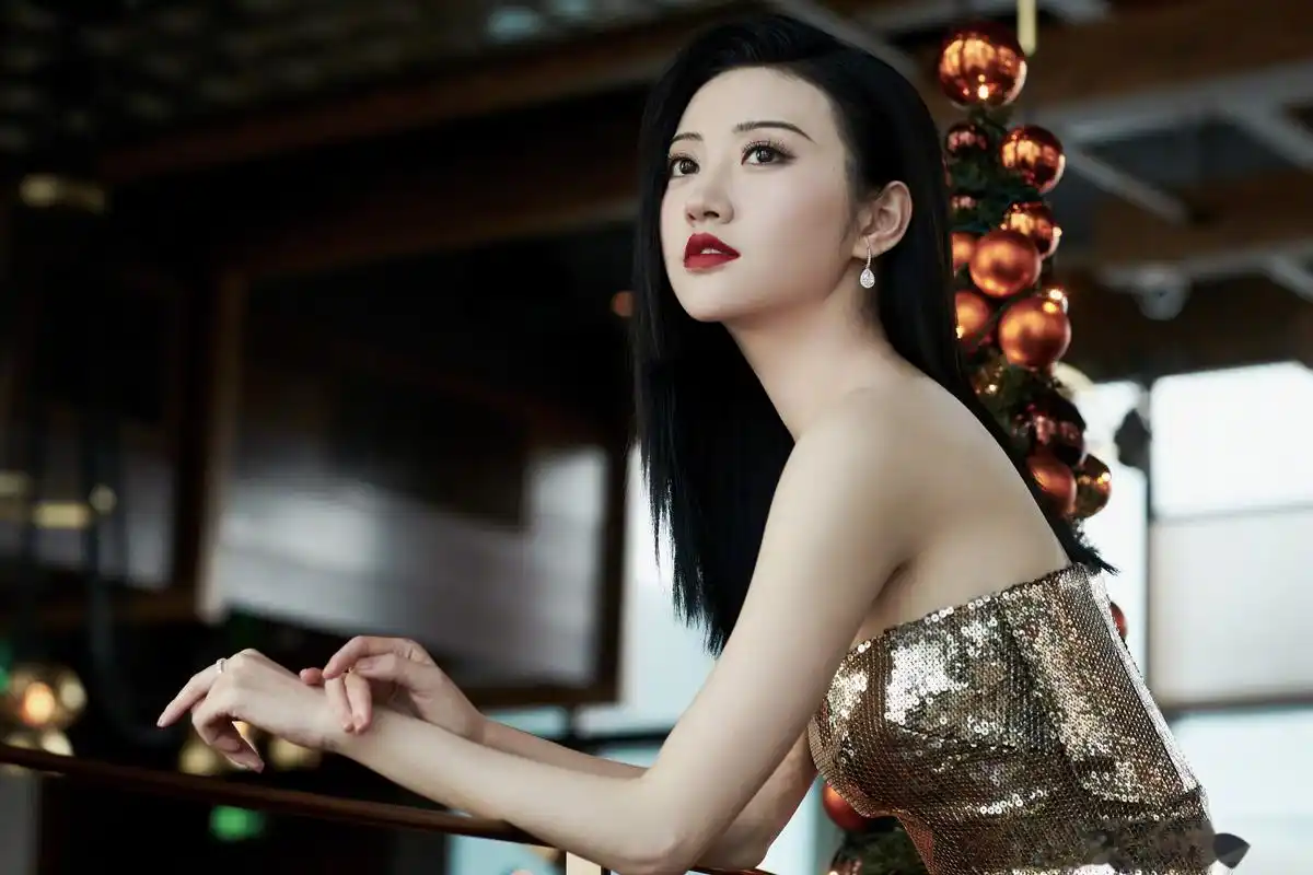 金色亮片鱼尾裙耀眼动人,红唇夺目,cartier珠宝精致点缀,是闪闪惹人爱