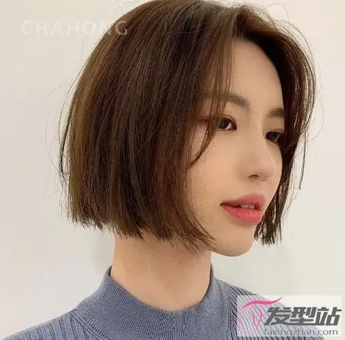 短直发看起来虽然十分简约,但是完全不失时尚感,搭配不同风格的造型也