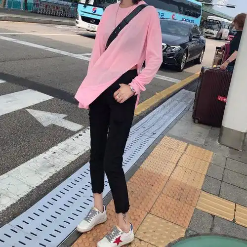 很有女人味的一款t恤,中长款的宽松版型是很,藏肉还不挑身材,简单搭配