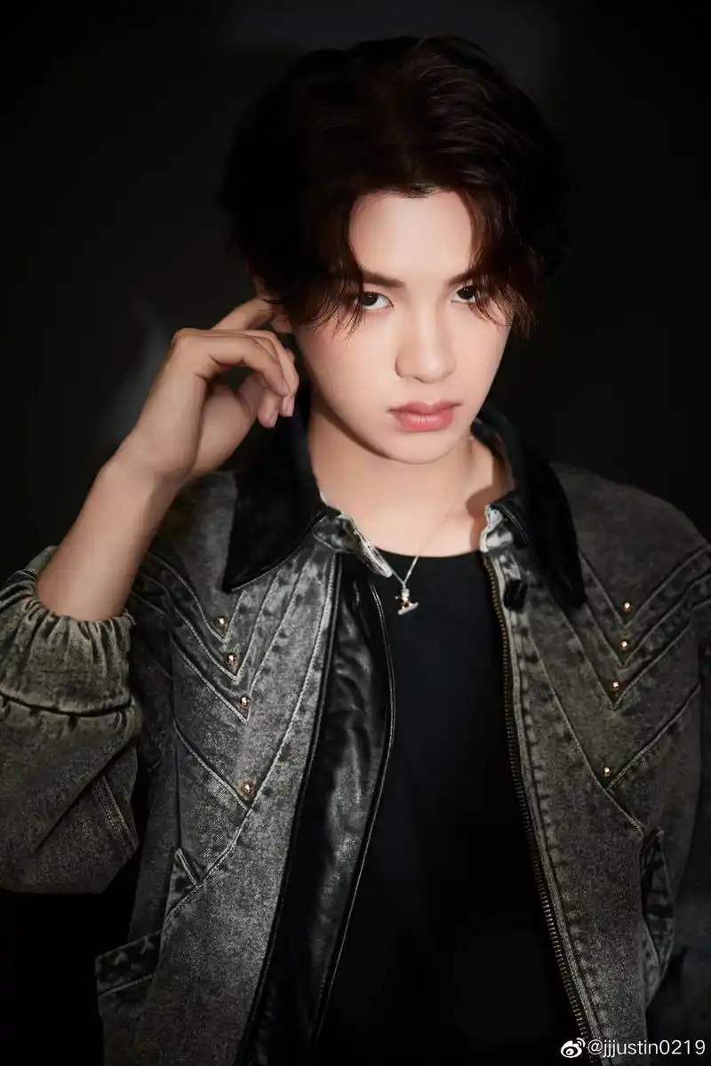 明星黄明昊 帅照