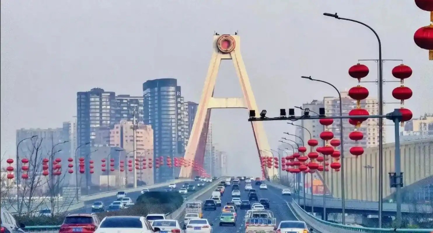 我是2003年来到成都的,那时我刚刚大学毕业,因为我的叔叔意外过世,家