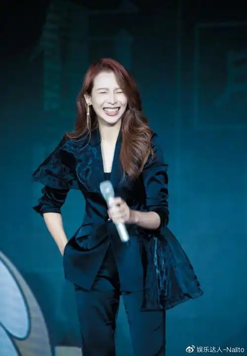 港普f4首合体上综艺,蔡少芬自称蔡总,穿黑西装亮相霸气十足