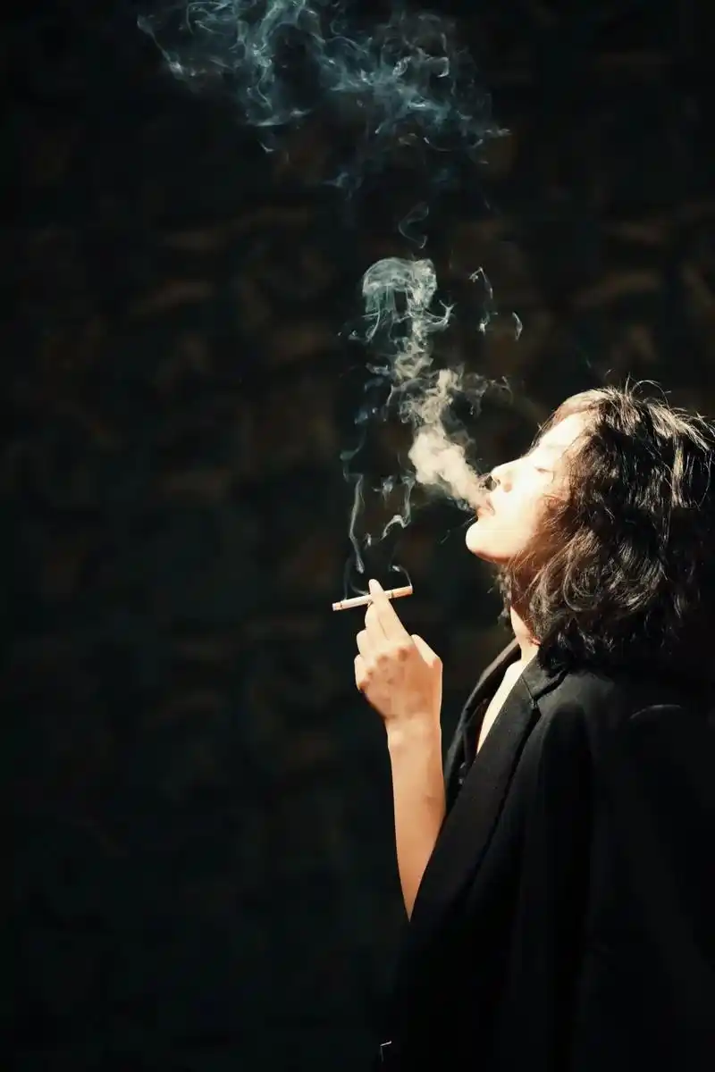 给你一支烟你能拍出什么样的照片