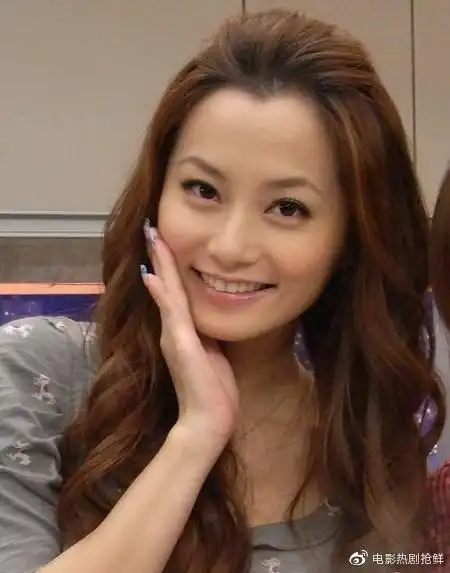 靠王子变青蛙走红出道15年却不火丈夫大她12岁长相被调侃