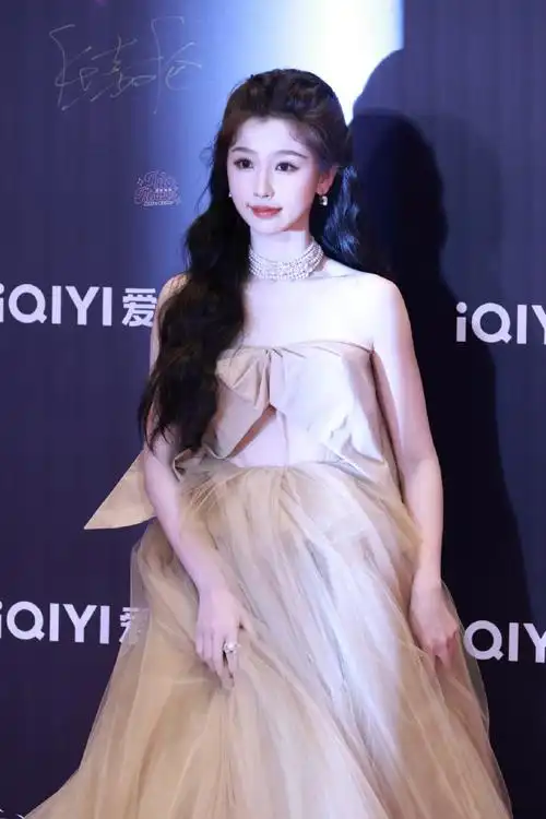 虞书欣裸色抹胸长裙##虞书欣公主来啦##尖叫之夜红毯##今日星拍放送