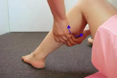 用两手手指按压住小腿肚中央部分,往左右两边掰动,分拨小腿肚肌肉.