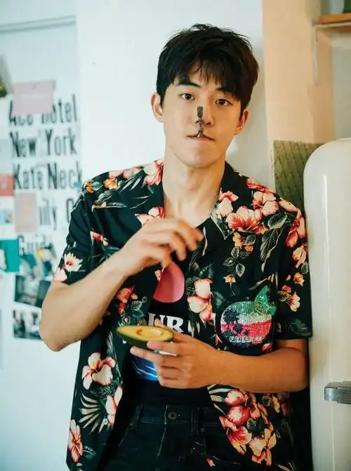 南柱赫衬衫演绎复古造型,短裤配长袜,黑底白点造型简约!