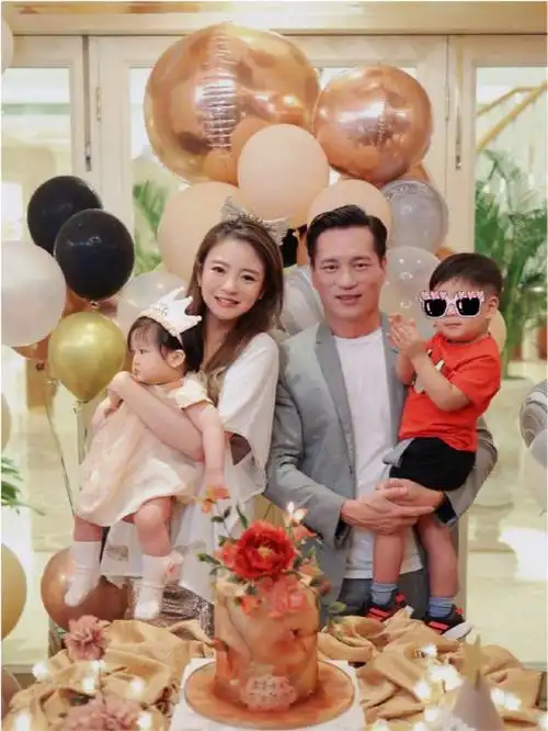 阔太安以轩41岁生日罕见低调穿白裙照样美成焦点瘦了颜值回春